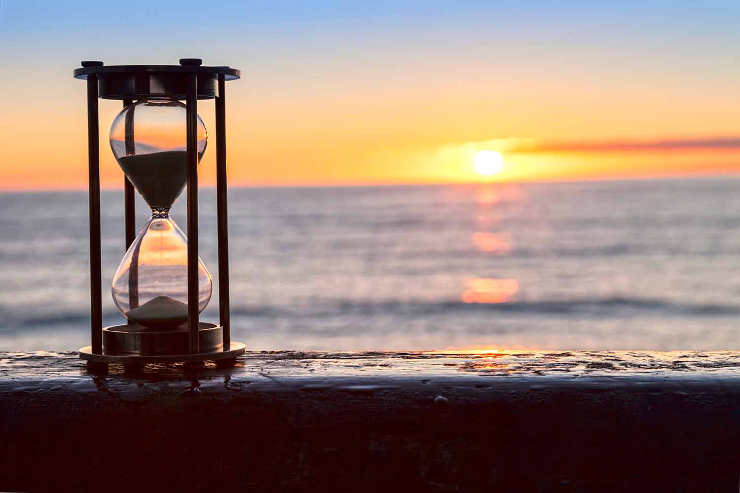 Hourglass,Or,Sand,Timer,In,Front,Of,A,Beatiful,Clear